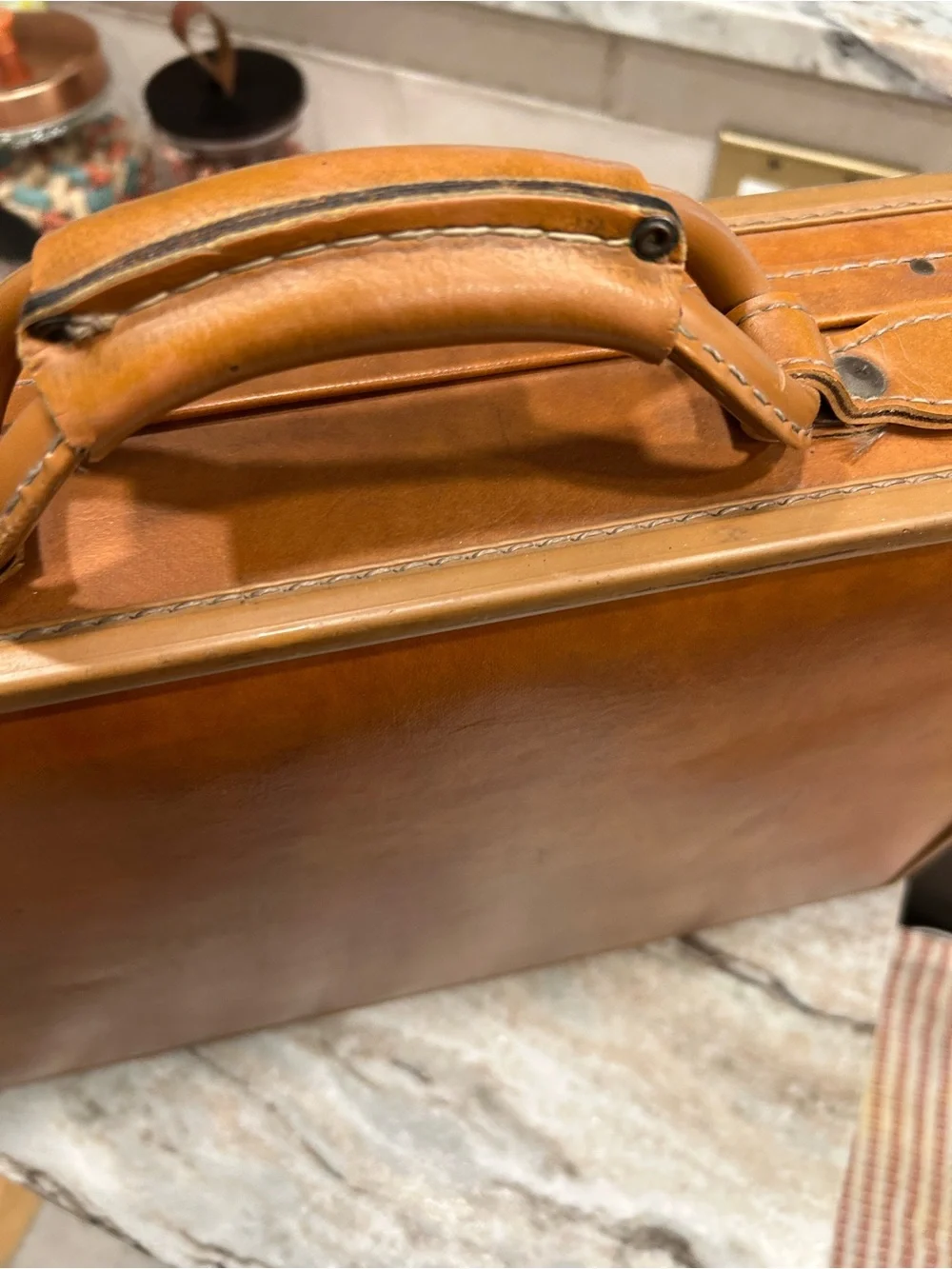 Men’s Hartman Tan Leather briefcase with padded handle.